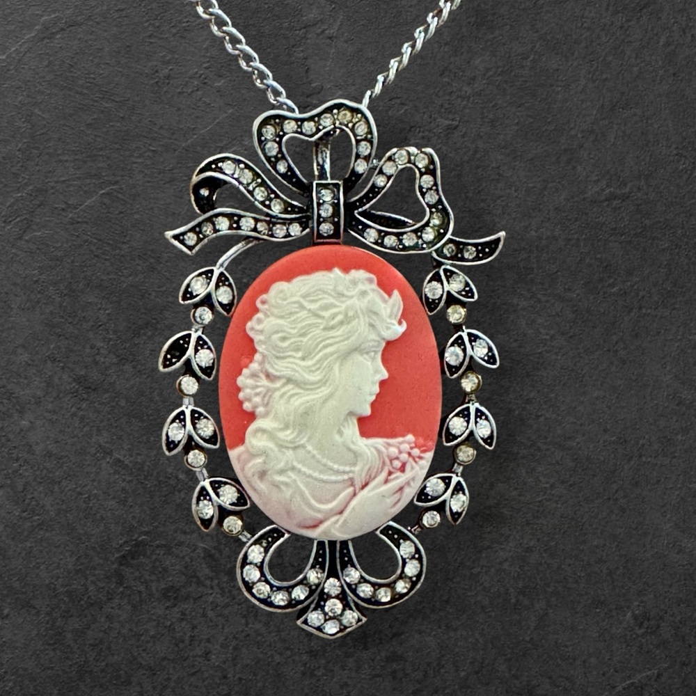 Cameo Style Pendant Necklace